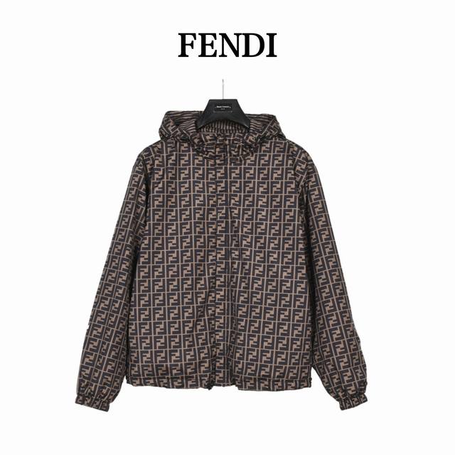 Fendi 芬迪满印Logo双面穿夹克 分为条纹面和满Logo提花面，两种风格随意切换，款式不需多说，低调奢华，双面都带走Fd经典元素，宽松版型，上身休闲舒适。