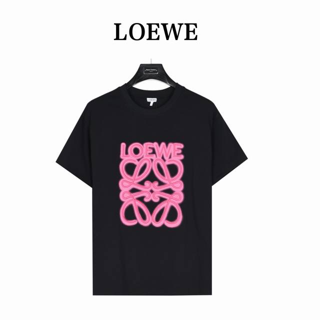 Loewe 罗意威 霓虹刺绣荧光粉短袖 Logo精致升级，灵感源自八十年代复古，采用定制面料。添加杜邦公司Sorona 索罗娜 材料，亲肤性好、改善缩水，同时可
