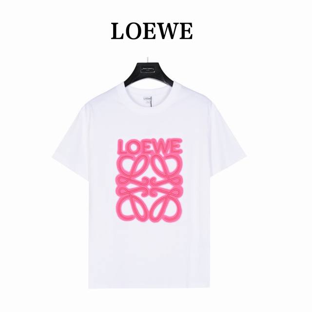 Loewe 罗意威 霓虹刺绣荧光粉短袖 Logo精致升级，灵感源自八十年代复古，采用定制面料。添加杜邦公司Sorona 索罗娜 材料，亲肤性好、改善缩水，同时可
