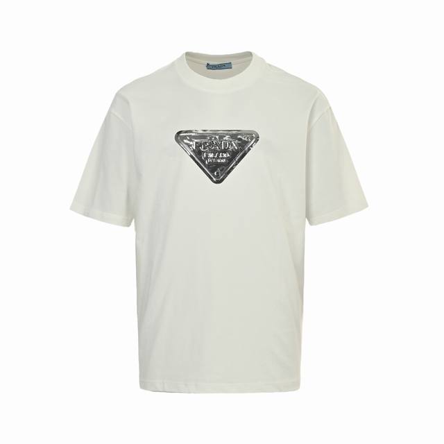 Prada 普拉达 25Ss 液态银三角标Logo印花短袖 采用顶级280克定制双纱纯棉面料质感非常柔软舒服 搭配320克1X1螺纹 面料螺纹同缸定染无色差不易