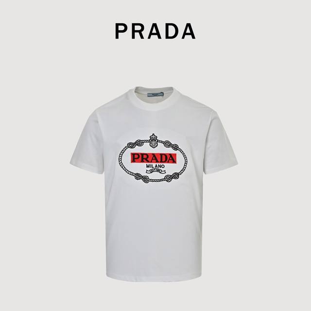 Prada 普拉达 25Ss 圆形立体绣花红色标字母 短袖T恤 32支双纱面料克重280克纯棉营造，纺织密度高，垂感佳，不易变形，厚织感加上紧密纺纱工艺，不会影