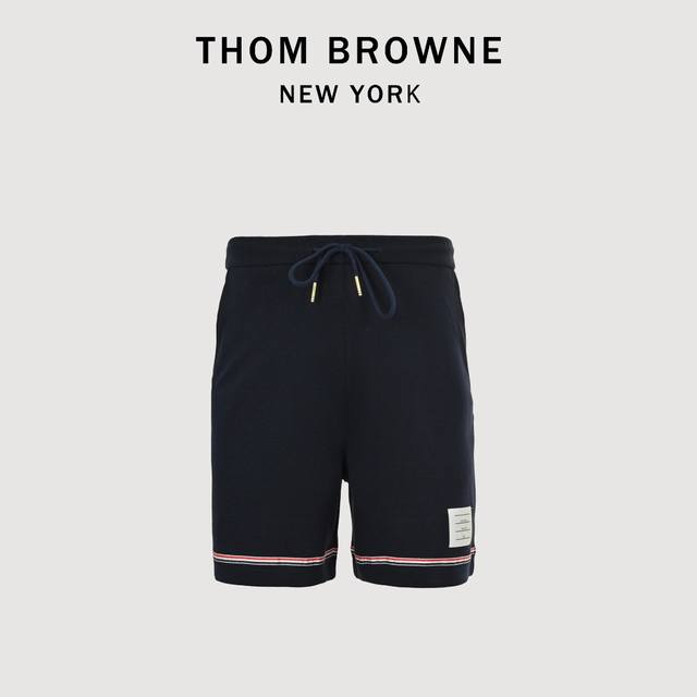 Thom Browne汤姆布朗Tb 三色织带短裤 定织定染成衣面料打造而成，采用罗纹圆机十字罗纹织法，32支3股纱并入针孔，超重工的紧密针织工艺，使面料表面呈现