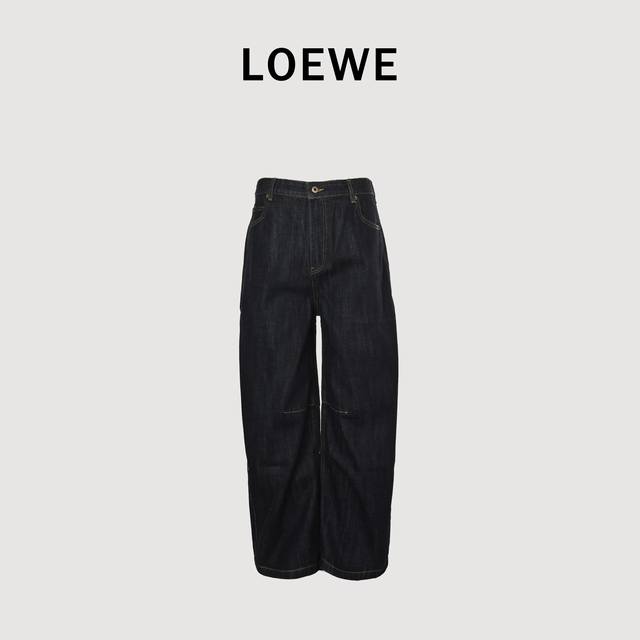 Loewe罗意威 Anagram 锥形牛仔长裤 定制典雅美纹粗斜牛仔料，激光镭射技术，利用高能量的激光束在材料表面进行精确加工的技术，通过控制激光束的强度，频率
