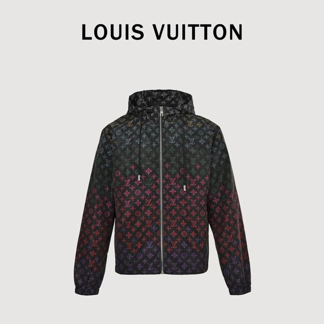 Louis Vuitton 路易威登 拼色满印连帽夹克外套 风衣这款Lv连帽夹克，以卓越匠心铸就非凡品质。标志性Monogram图案以绚丽渐变色彩呈现，于低调黑