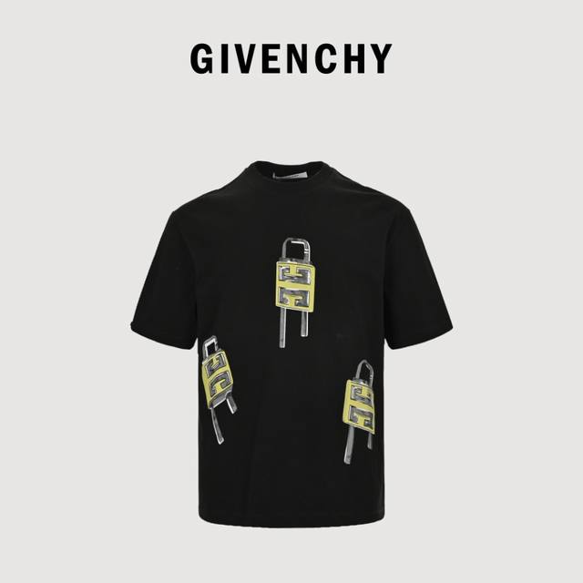 Givenchy 纪梵希 24Ss 锁头印花短袖 采用50纸双股精梳棉配套32支索罗纳螺纹面料，3D数码直喷工艺，以白色双股面料做黑色直喷工艺后效果呈现外黑里白
