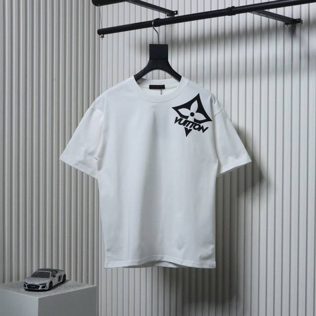 Louis Vuitton 路易威登Lv 肩膀十字花短袖T恤面料采用定制240G 26支特滑双股精棉平纹高密无尘全棉布料。前幅高密度加厚，走线平整，代工品质，全