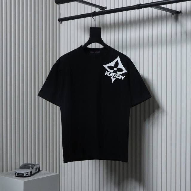 Louis Vuitton 路易威登Lv 肩膀十字花短袖T恤面料采用定制240G 26支特滑双股精棉平纹高密无尘全棉布料。前幅高密度加厚，走线平整，代工品质，全