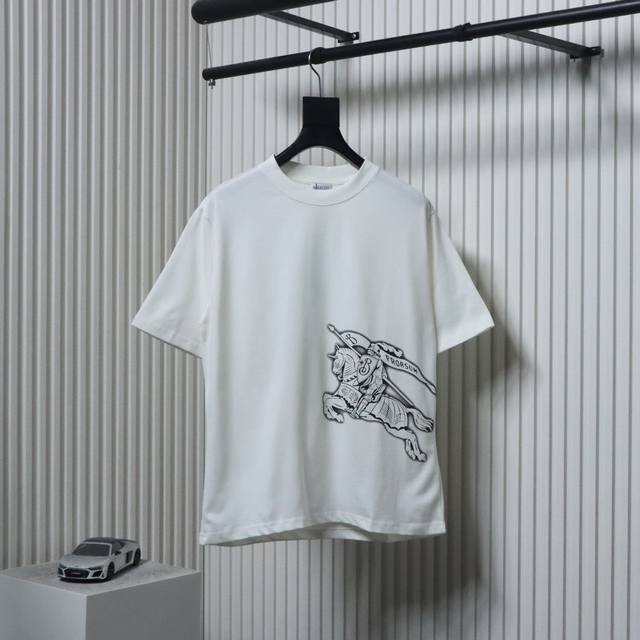 Burberry 巴宝莉Bbr 素描战马短袖T恤面料采用定制240G 26支特滑双股精棉平纹高密无尘全棉布料。前幅高密度加厚，走线平整，代工品质，全套定制辅料。