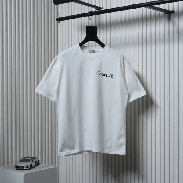 Dior 迪奥Cd 签名1947短袖T恤面料采用定制240G 26支特滑双股精棉平纹高密无尘全棉布料。前幅高密度加厚，走线平整，代工品质，全套定制辅料。 Siz