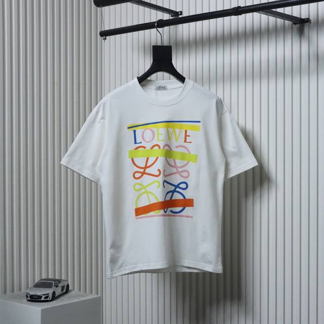 Loewe 罗意威 胶带四叶草短袖T恤面料采用定制240G 26支特滑双股精棉平纹高密无尘全棉布料。前幅高密度加厚，走线平整，代工品质，全套定制辅料。 Size