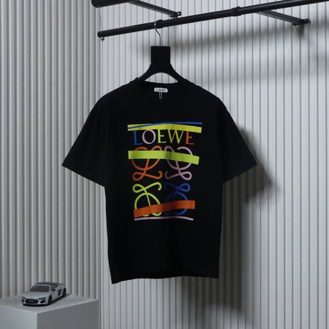 Loewe 罗意威 胶带四叶草短袖T恤面料采用定制240G 26支特滑双股精棉平纹高密无尘全棉布料。前幅高密度加厚，走线平整，代工品质，全套定制辅料。 Size