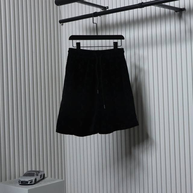 Louis Vuitton 路易威登 25Ss 毛巾植绒老花提花短裤面料采用活性黑420克非常优质厚实舒服的一款面料，腰部采用包边做工设计，穿搭起来更加舒服有型