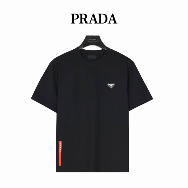 Prada 普拉达 胸前三角标后下摆红条短袖 标识精致升级，灵感源自八十年代复古印花。采用定制面料。添加杜邦公司Sorona 索罗娜 材料，亲肤性好、改善缩水，