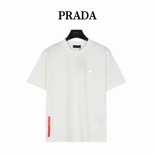 Prada 普拉达 胸前三角标后下摆红条短袖 标识精致升级，灵感源自八十年代复古印花。采用定制面料。添加杜邦公司Sorona 索罗娜 材料，亲肤性好、改善缩水，