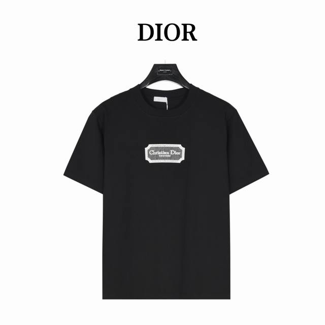 Dior 迪奥 刺绣银标Logo短袖 夏季渠道限定新款 简约又不失风格的复古品牌标识，夏日炸街酷毙了 情侣气质款，两色推荐入手。采用定制面料。添加杜邦公司Sor