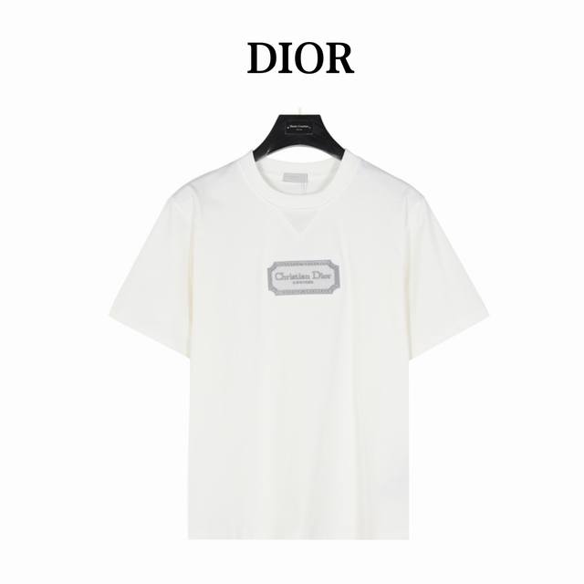 Dior 迪奥 刺绣银标Logo短袖 夏季渠道限定新款 简约又不失风格的复古品牌标识，夏日炸街酷毙了 情侣气质款，两色推荐入手。采用定制面料。添加杜邦公司Sor