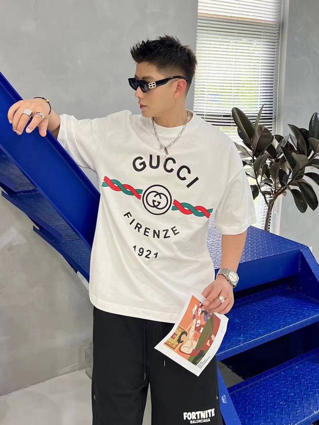 上新！Gucci新款短袖T恤,版型剪裁特别有讲究！上身很洋气显瘦内搭外穿都看 高密针织圆领设计，平整简约！亲肤透爽！T恤面料的柔软性舒适性无可挑剔！男女均可驾驭