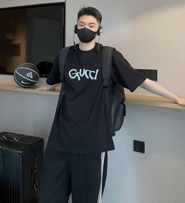 上新！Gucci新款短袖T恤,版型剪裁特别有讲究！上身很洋气显瘦内搭外穿都看 高密针织圆领设计，平整简约！亲肤透爽！T恤面料的柔软性舒适性无可挑剔！男女均可驾驭