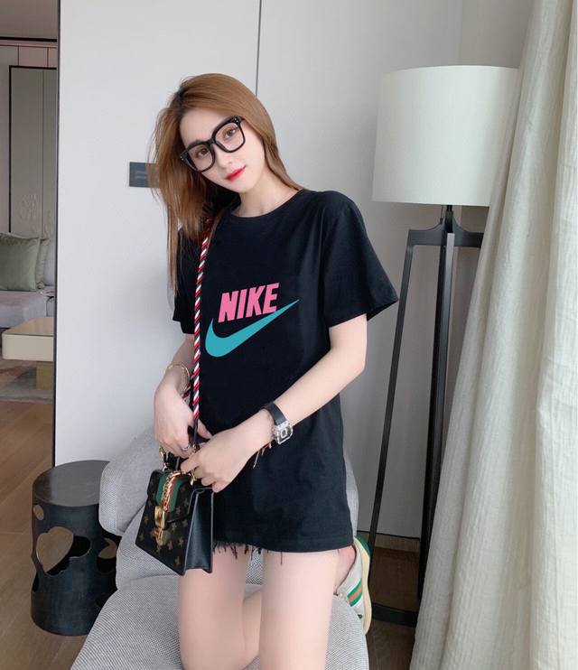 上新！Nike 耐克第一波最强糖果色基础圆领短袖T恤！人手数件！最佳情侣装备！ 清爽自然，经典再经典，日常穿搭，低调百搭又具有品牌特色的代表性单品！纯色系体恤无