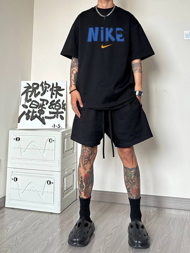 上新！元素碰撞，别致心情！本季夏季新款Nike 耐克短袖T恤。 高密针织圆领设计，平整简约！亲肤透爽！面料的柔软性舒适性无可挑剔！男女均可驾驭，打破性别局限性。