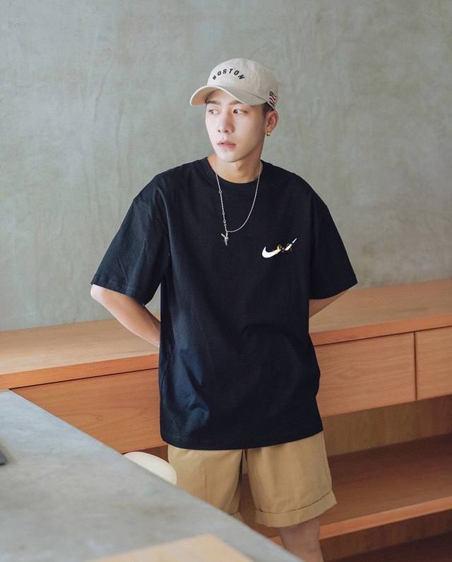 上新！元素碰撞，别致心情！经典的Nike 耐克标志性Logo Tee ！ 高密针织圆领设计，平整简约！亲肤透爽！面料的柔软性舒适性无可挑剔！男女均可驾驭，打破性