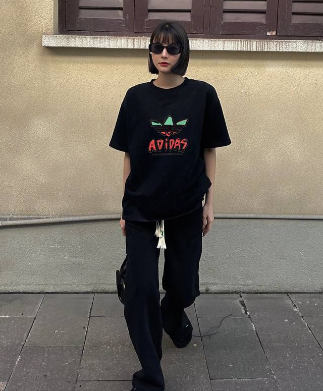 上新！超级吸睛！Adidas 阿迪达斯三叶草情侣款圆领短袖T恤，全部采用上等原料，质感好颜色鲜明！ 这种款式上身回头率超高！基础款的圆领Tee,男女均可驾驭！