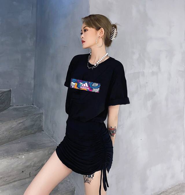 上新！元素碰撞，超级吸睛！Adidas 阿迪达斯三叶草情侣款圆领短袖T恤，全部采用上等原料，质感好颜色鲜明！ 这种款式上身回头率超高！基础款的圆领Tee,男女均