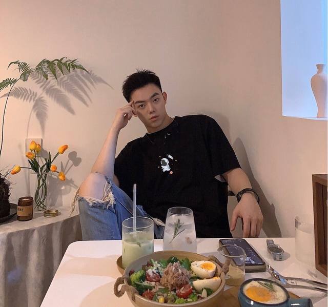 上新！ 夏季新款宇航员元素碰撞，别致心情！ 高密针织圆领设计，平整简约！亲肤透爽！面料的柔软性舒适性无可挑剔！男女均可驾驭，打破性别局限性。 尺码：S-3Xl