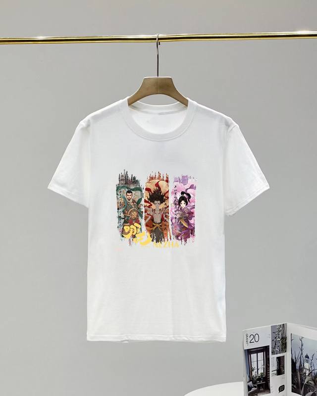 上新！定制款哪吒魔童降世联名款！夏季新品情侣款圆领短袖T恤 面料采用法国进口的纯棉面料，质感细腻饱满，上身亲肤有型！男女同款！ 尺码：S-3Xl 颜色：黑色 白