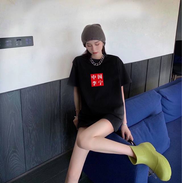 上新！中国李宁中国风限量版，国潮圆领短袖T恤！超级吸睛！ 不仅保留了传统的招牌风格，色调上的搭配效果自带层次，视觉上很有高街调性！重工艺高质感，棉质感强，男女同