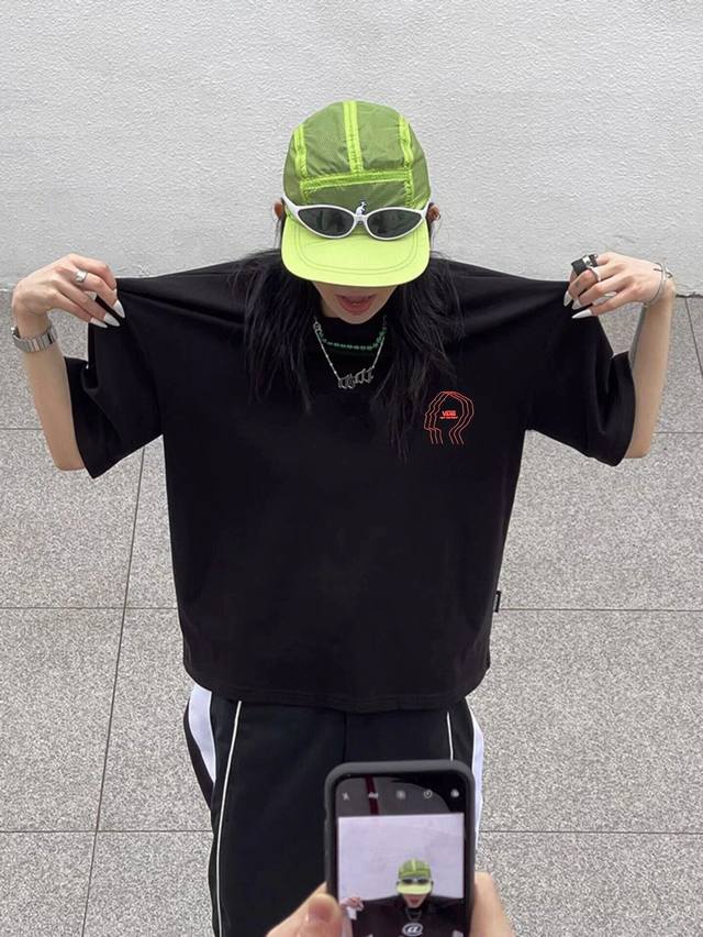 上新！Vans 万斯夏季新款短袖T恤！标志性Logo Tee ！高密针织圆领设计，平整简约！亲肤透爽！面料的柔软性舒适性无可挑剔！男女均可驾驭，打破性别局限性。