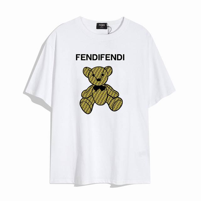 Fendi 芬迪新款小熊短袖T恤,优雅的设计看起来气质满满！版型剪裁特别有讲究！上身很洋气显瘦内搭外穿都看高密针织圆领设计，平整简约！亲肤透爽！T恤面料的柔软性