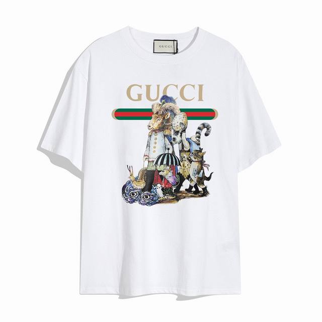 Gucci新款猫系列短袖T恤,简单的设计看起来特别大方！版型剪裁特别有讲究！上身很洋气显瘦内搭外穿都看高密针织圆领设计，平整简约！亲肤透爽！T恤面料的柔软性舒适