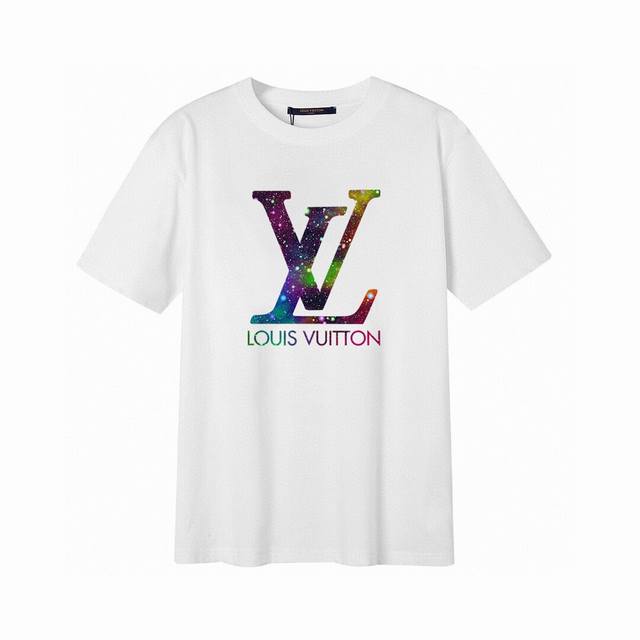 Lv新款星空字母短袖T恤,简单的设计看起来特别大方！版型剪裁特别有讲究！上身很洋气显瘦内搭外穿都看高密针织圆领设计，平整简约！亲肤透爽！T恤面料的柔软性舒适性无