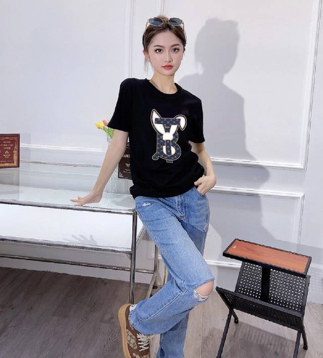 Burberry 巴宝莉兔子字母印花短袖 上身图