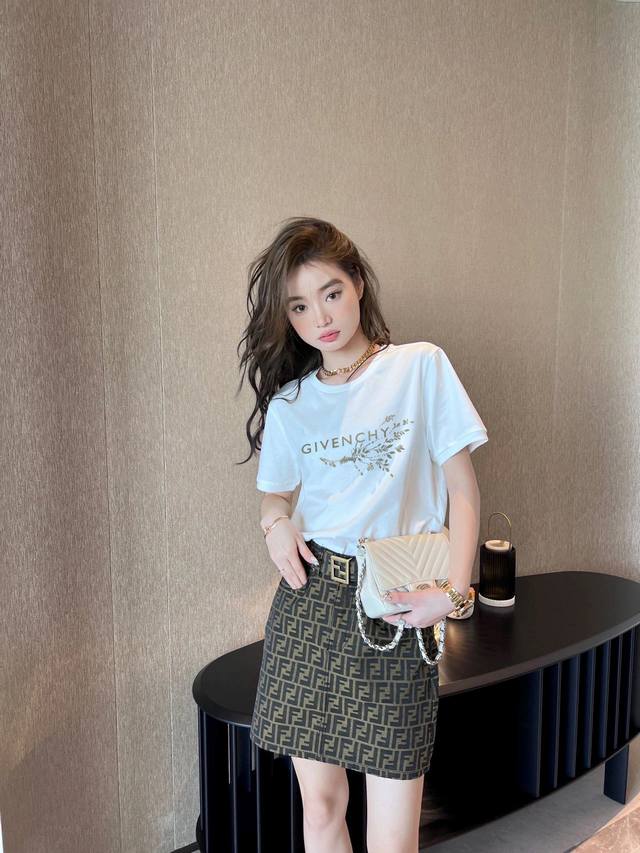 Givenchy 纪梵希枝叶字母短袖T恤 上身图