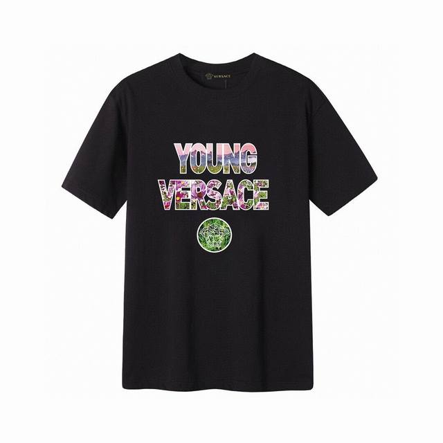 Versace 范思哲彩色字母短袖T恤,简单的设计看起来特别大方！版型剪裁特别有讲究！上身很洋气显瘦内搭外穿都看高密针织圆领设计，平整简约！亲肤透爽！T恤面料的