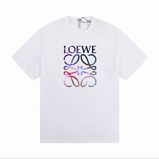 Loewe 罗意威新款炫彩短袖，闪亮印花轻松夺目！上身超有质感不挑人 ！重磅棉质轻柔、软弹、透气的客供定制面料，手感细腻软顺厚实，耐洗不变形，耐磨不起球，不刺激