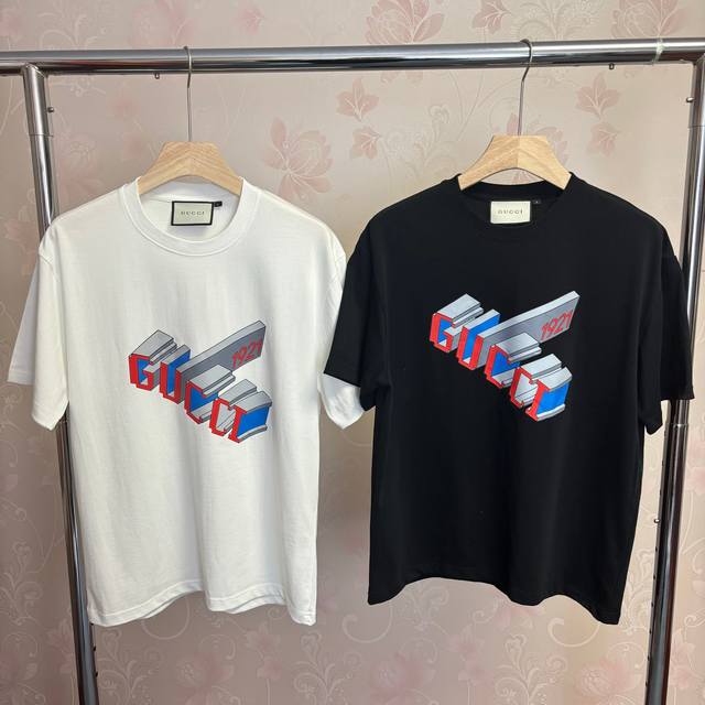 Gucci 古驰短袖，新款胸前立体字母印花短袖男女同款 抖音 小红书 爆款 简单耐看的设计 Is 剪裁宽松风格 男女同款 情侣款 Oversize版型 面料：2