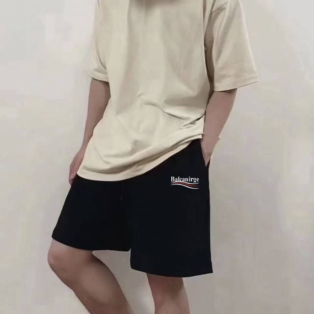 纯棉短裤 巴黎世家可乐波浪短裤高质量百搭短裤裤情侣款纯棉针织面料 松紧腰带收腰完美不挑身材男女皆可穿万物皆可萌 时尚不失品质版型宽松， 主标吊牌三标全齐！ 颜色