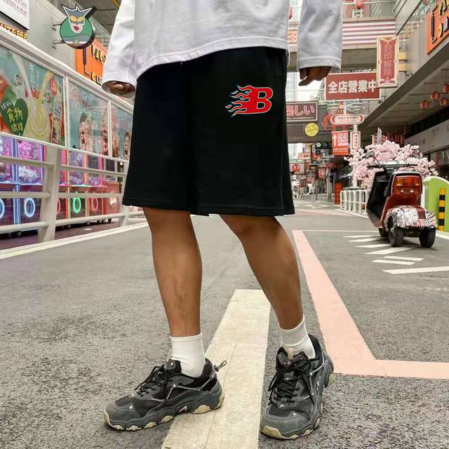 纯棉短裤 Balenciaga 巴黎世家火焰B字母印花纯棉短裤，男女同款 面料：280克纯棉毛圈面料Mc，触感细腻，舒适柔软抗起球。 印花：进口印花浆料，高清印