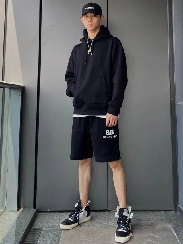 纯棉短裤 Balenciaga 巴黎世家双B字母Logo印花纯棉短裤，男女同款 面料：280克纯棉毛圈面料Mc，触感细腻，舒适柔软抗起球。 印花：进口印花浆料，