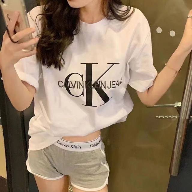 夏季福利 短袖 单件 1 三件 夏季新款专柜同款，男女情侣同款，简单清爽，上身效果，超级好看。百搭不挑人，谁穿谁好看。 限定版情侣短袖 不是好货不推荐 万年基础