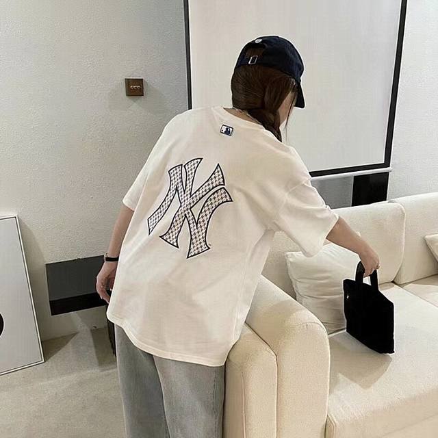 叮咚叮咚，Mlb来新款喽！！！ #Mlb国贸[话题]# 男女情侣立体印花T恤休闲短袖 夏季新款整件衣服面料贴身穿着非常舒服又亲肤，能更好的呈现出高级质感。 百搭