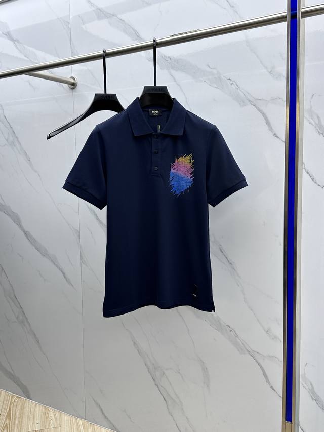 Fendi*芬迪 春夏新款男士标识短袖Polo衫，延续经典商务休闲翻领Polo恤.该款Polo衫采用丝光双面棉质珠地面料制成，隽永设计可跨越时尚潮流。经典款型，