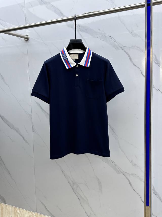Gucci*古驰 2025Ss早春夏男装系列倾情推出现代感衫短袖，采用藏蓝重磅双面针织平纹面料洗水定型，肩膀以经典的红绿条纹定制双面编织 非市面普通织带 ，饰以