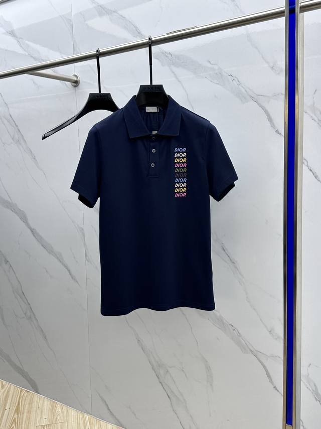 Dior*迪奥 2025春款五彩字母Polo 灵感来自80年代时尚杂志中单品设计 刺绣Logo标识精致升级，精美绝伦。精选珠地网眼布棉质面料，舒适柔软细腻。定制
