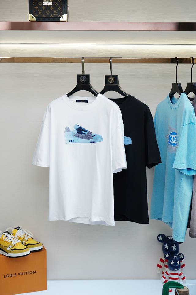 巴黎世家-2025春夏新品，优选特定原版开发双股精棉平纹面料，上身挺阔舒适度佳，外穿内搭随意搭配，男女同款夏日必备 尺码S-Xxl