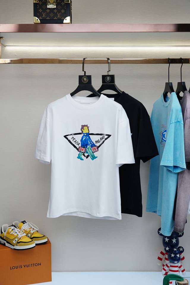 Prada 普拉达-2025春夏新品，优选特定原版开发双股精棉平纹面料，上身挺阔舒适度佳，外穿内搭随意搭配，男女同款夏日必备 尺码S-Xxl