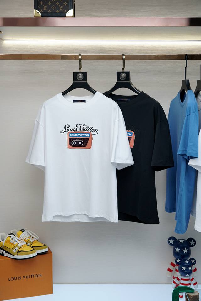 Lv 路易威登-2025春夏新品，优选特定原版开发双股精棉平纹面料，上身挺阔舒适度佳，外穿内搭随意搭配，男女同款夏日必备 尺码S-Xxl